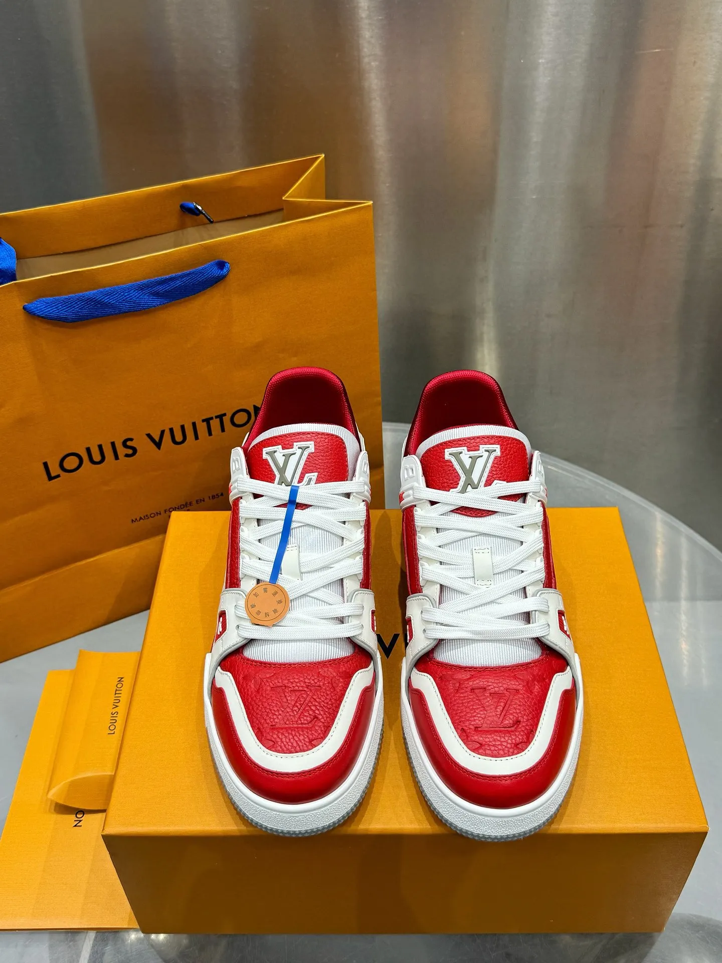 👟👟Ex-factory price 740👟👟 LOUIS VUITTON - the best-looking sneakers by Virgin Abloh, Lv Brand strongly recommends new products, official website limited edition retro basketball sneakers! Both high-top and low-top models spent money to purchase the original 1:1 accurate replica, the details are invincible, full of sincerity, imported custom-made original cowhide, the original package method is the same, the details are 100% restored, the private model customizes the original one-piece TPU outsole, which is different from other brands, without the original version, this effect cannot be achieved! LV’s best-looking couple shoes in the past, don’t miss it! Size: 35-45